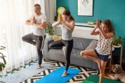 Eine Familie beim Yoga Eine Familie beim Yoga